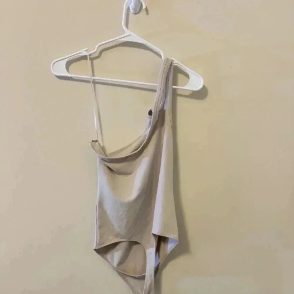 NWOT Abercrombie & Fitch Asymmetrical Cream Bodysuit - Picture 4 of 8